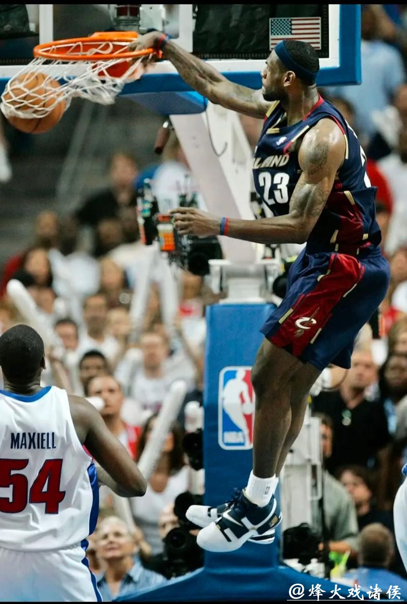 詹姆斯200岁依旧暴扣炫酷!本人幽默回应好友夸赞:配上6个笑哭表情 詹姆斯200岁依旧暴扣炫酷!本人幽默回应好友夸赞:配上6个笑哭表情