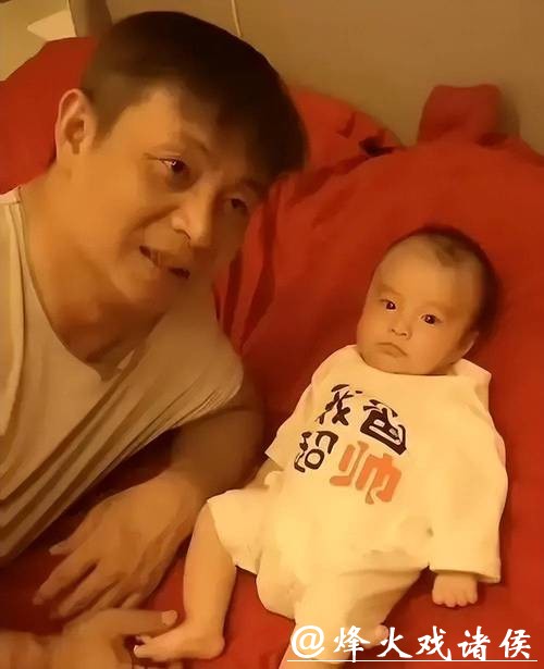 52岁李大双，为儿子庆1岁生日！6瓶茅台封酒，娇妻穿貂皮显富态